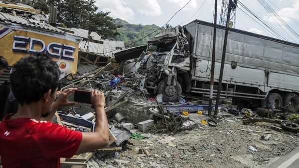 Truk Tronton Hantam Motor dan Ruko di Cianjur, 2 Orang Tewas
