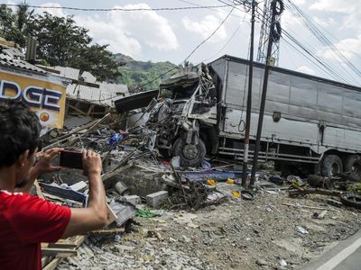 Truk Tronton Hantam Motor dan Ruko di Cianjur, 2 Orang Tewas