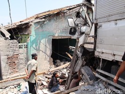 Truk Hantam 2 Motor dan Ruko di Jalur Tengkorak Cianjur!