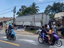 Truk Tronton Tabrak 2 Motor dan Ruko di Jalur Tengkorak Cianjur
