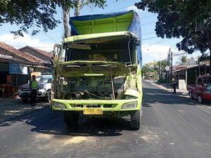 Truk Rem Blong, Sopir Putuskan Tabrak Truk Depannya di Jalan Parangtritis