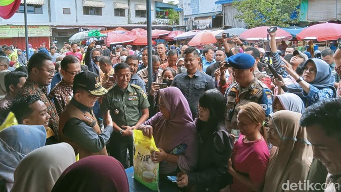 Warga berbelanja beras murah untuk mendapat cabe gratis di saat GPM di Pasar KM 5 Palembang. Warga berbelanja beras murah untuk mendapat cabe gratis di saat GPM di Pasar KM 5 Palembang.