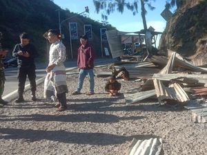 5 Lapak Warga-3 Gazebo di Pusuk Sembalun Dibakar-Dirusak OTK 5 Lapak Warga-3 Gazebo di Pusuk Sembalun Dibakar-Dirusak OTK