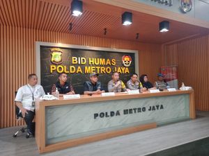 Advertising Take Down Iklan Capres di Videotron Pospol Semanggi Advertising Take Down Iklan Capres di Videotron Pospol Semanggi