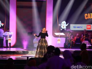 Aksi Ciamik Putri Ayu Hibur Penonton Debat Cawapres 2024 Aksi Ciamik Putri Ayu Hibur Penonton Debat Cawapres 2024