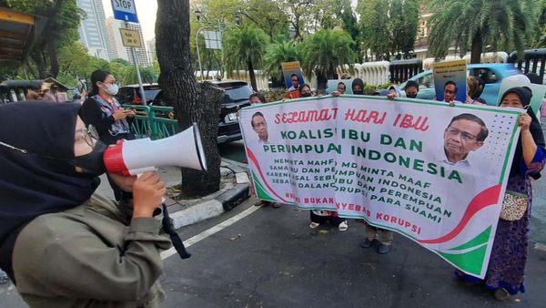 Aksi Emak-emak di Depan KPU Protes Pernyataan Mahfud MD