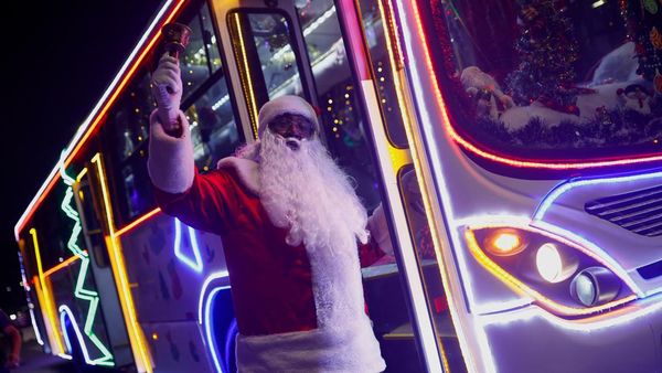 Aksi Sinterklas Bawa Bus Hias untuk Hibur Anak-anak di Brasil