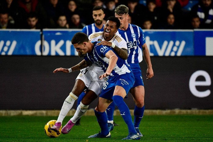 Real Madrids Brazilian forward #11 Rodrygo (L) fights for the ball with Alaves Spanish defender #16 Rafa Marin during the Spanish league football match between Deportivo Alaves and Real Madrid CF at the Mendizorroza stadium in Vitoria on December 21, 2023. (Photo by ANDER GILLENEA / AFP)