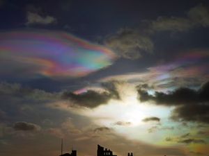 Awan Warna Pelangi yang Bikin Warga Inggris Takjub Awan Warna Pelangi yang Bikin Warga Inggris Takjub