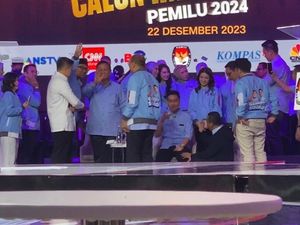 Momen Bahlil Briefing Gibran Sambil Lesehan saat Break Debat Cawapres