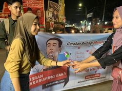 Peringati Hari Ibu, Barisan Relawan For Gibran di Sulsel Bagi-bagi Bunga