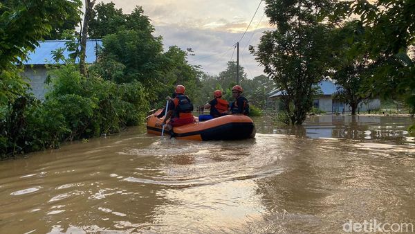 Detik-detik Evakuasi Warga Terdampak Banjir 2 Meter di Bungo Jambi
