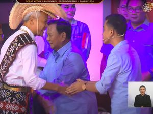 Kostum Debat Cawapres 2024: Cak Imin Jas, Gibran Kemeja Biru, Mahfud Baju Adat