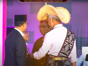 Siap Debat Cawapres! 3 Paslon Saling Berjabat Tangan Dulu