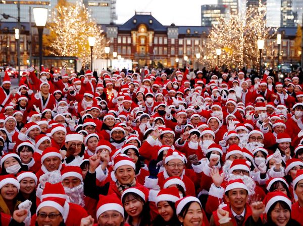 Ratusan Santa di Jepang Gelar Aksi Bersih-bersih Jalanan Tokyo