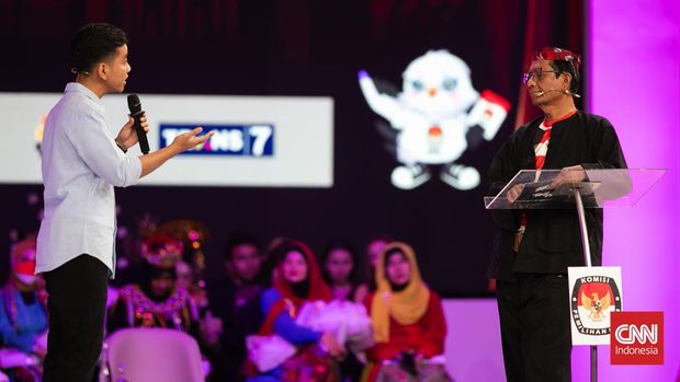 Calon wakil presiden nomor urut 2 Gibran Rakabuming Raka (kiri) dan cawpres nomor urut 3 Mahfud MD (kanan) saat debat calon wakil presiden Pemilu 2024 di JCC, Jakarta, Jumat (22/12/2023). (CNN Indonesia/Adi Ibrahim)