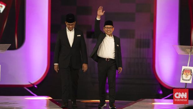 Pasangan Capres-Cawapres nomor urut satu Anies Baswedan dan Muhaimin Iskandar saat mengikuti debat pertama Cawapres 2024 di Jakarta Convention Center (JCC), Jakarta, Jumat (22/12/2023). (CNN Indonesia/Adi Ibrahim)