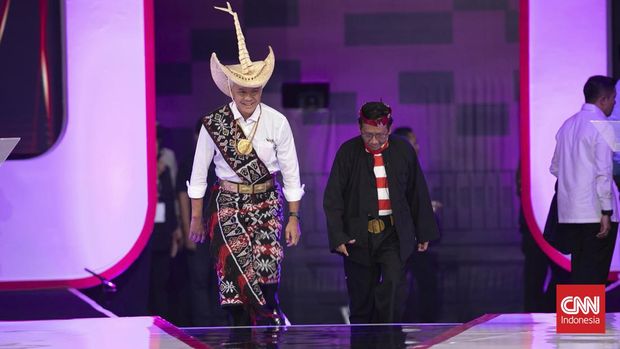 Pasangan Capres-Cawapres nomor urut tiga Ganjar Pranowo dan Mahfud MD saat mengikuti debat perdana Capres dan Cawapres 2024 di Jakarta Convention Center (JCC), Jakarta, Jumat (22/12/2023). (CNN Indonesia/Adi Ibrahim)