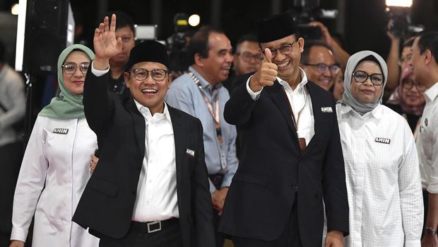 Calon presiden nomor urut 1 Anies Baswedan (kedua kanan) didampingi istri Fery Farhati Ganis (kanan), calon wakil presiden Muhaimin Iskandar (kedua kiri) dan istri Rustini Murtadho (kiri) berpose saat tiba di Jakarta Convention Center (JCC) untuk mengikuti debat perdana cawapres Pemilu 2024 di Jakarta, Jumat (22/12/2023). Debat cawapres Pemilu 2024 tersebut mengangkat tema ekonomi, keuangan, investasi, pajak, perdagangan, pengelolaan APBN-APBD, hingga infrastruktur dan perkotaan. ANTARA FOTO/M Risyal Hidayat