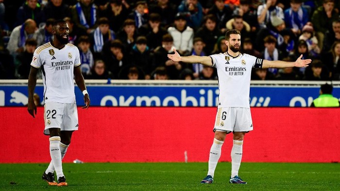 Real Madrids German defender #22 Antonio Rudiger and Real Madrids Spanish defender #06 Nacho Fernandez react during the Spanish league football match between Deportivo Alaves and Real Madrid CF at the Mendizorroza stadium in Vitoria on December 21, 2023. (Photo by ANDER GILLENEA / AFP)