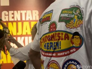 Ganjar Pamer Kaos Buatan Relawan di Teuku Umar Jelang Debat Cawapres