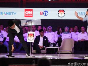 Momen Gibran Tertawa karena Mic Cak Imin Jatuh