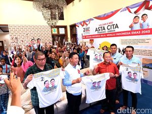 Golkar Bagikan 2.500 Kaus Prabowo-Gibran ke TKD Jatim di Perayaan Hari Ibu Golkar Bagikan 2.500 Kaus Prabowo-Gibran ke TKD Jatim di Perayaan Hari Ibu