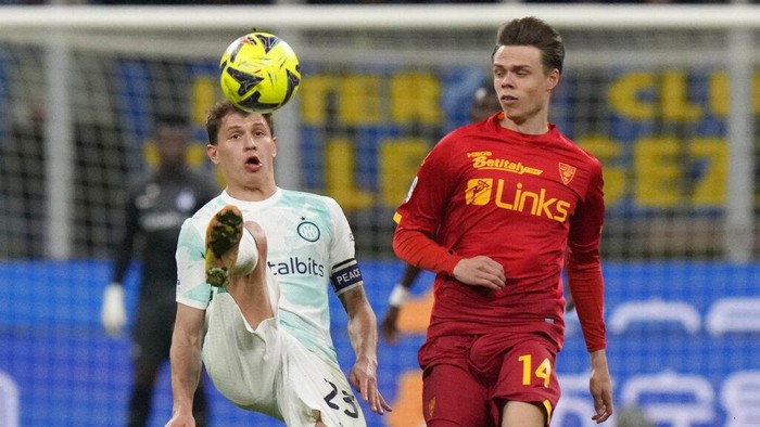 Inter Milans Nicolo Barella, left, challenges for the ball with Lecces Thorir Johann Helgason during a Serie A soccer match between Inter Milan and Lecce at the San Siro stadium in Milan, Italy, Sunday, March 5, 2023. (AP Photo/Luca Bruno)