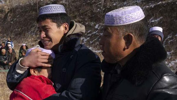 Isak Tangis Iringi Pemakaman Korban Gempa di China