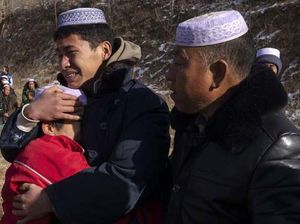Isak Tangis Iringi Pemakaman Korban Gempa di China Isak Tangis Iringi Pemakaman Korban Gempa di China
