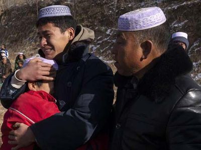 Isak Tangis Iringi Pemakaman Korban Gempa di China