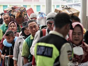 Jelang Libur Nataru, Stasiun Senen Dipadati Penumpang
