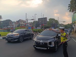 Gage Mulai Berlaku di Puncak Bogor, Mobil Bernopol Ganjil Diputar Balik Gage Mulai Berlaku di Puncak Bogor, Mobil Bernopol Ganjil Diputar Balik