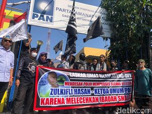Kelakar Zulhas soal Tahiyat Berujung Kantor PAN DIY Digeruduk Massa Kelakar Zulhas soal Tahiyat Berujung Kantor PAN DIY Digeruduk Massa