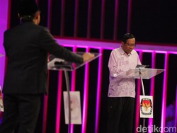 Ganjar Ungkap Alasan Mahfud Ganti Baju di Sesi Terakhir Debat Kedua