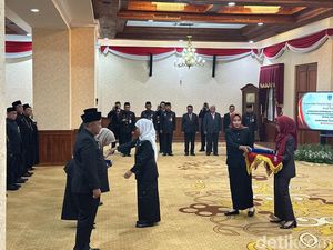 Gubernur Khofifah Lantik 4 Pejabat Eselon II Pemprov Jatim, Ini Daftarnya Gubernur Khofifah Lantik 4 Pejabat Eselon II Pemprov Jatim, Ini Daftarnya