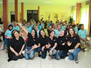 Komunitas Female 90s Gelar Bakti Sosial ke Panti Werdha Budi Mulia 3