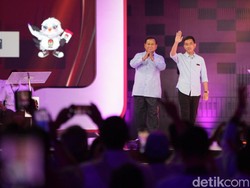 Masif Dukung Prabowo-Gibran, Relawan Pasang Spanduk-Door to Door ke Warga