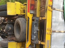 Tidak Hafal Medan, Truk Muatan Pupuk Cair Terguling di Dlingo Bantul