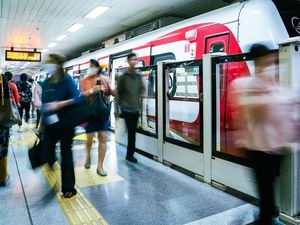 LRT Jakarta Tambah Jam Operasional Saat Malam Tahun Baru, Cek Infonya LRT Jakarta Tambah Jam Operasional Saat Malam Tahun Baru, Cek Infonya