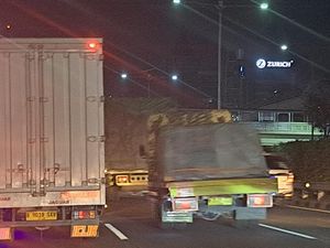 Lalin Tol Dalam Kota Macet Malam Ini!