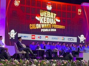 Anies Geleng Kepala Saat Gibran Jelaskan Soal Pajak ke Mahfud Md