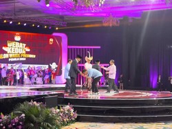 Momen Gibran Salami Anies dan Ganjar Usai Debat Kedua Berakhir