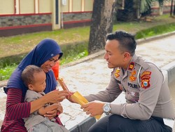 So Sweet! Polantas Makassar Bagi-bagi Cokelat di Momen Hari Ibu