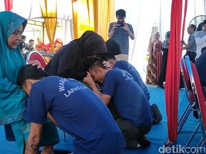 Tangis Napi Lapas Cianjur Saat Basuh Kaki Ibu
