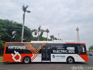 Viral Bus TransJakarta Kabur Usai Tabrak Mobil di Tengah Jalan Jaksel