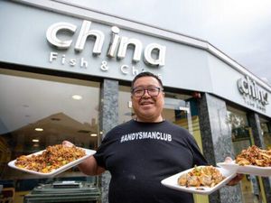 Gembira Sambut Natal, Pemilik Restoran Ini Berbagi Makanan Gratis