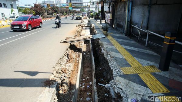 Penampakan Trotoar Margonda yang Dibongkar Lagi Usai Direvitalisasi