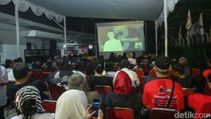 Pendukung Ganjar-Mahfud Nobar Debat Cawapres Pakai Layar Tancap