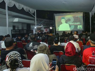 Pendukung Ganjar-Mahfud Nobar Debat Cawapres Pakai Layar Tancap